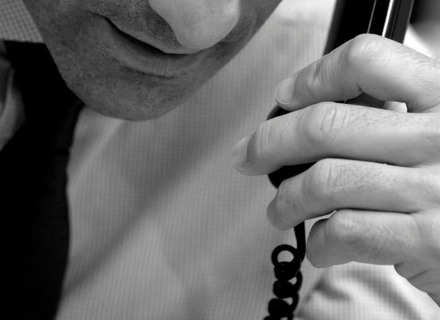 Abogado hablando por teléfono con un cliente sobre un juicio