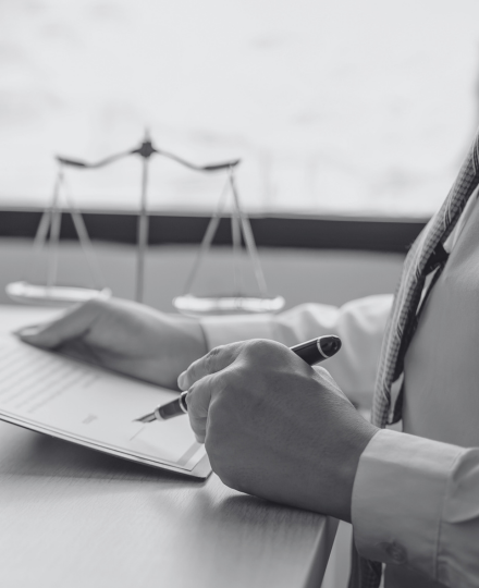 Derecho Laboral Abogado de Viejo Cendón Carballo Abogados firmando un contrato de empleo